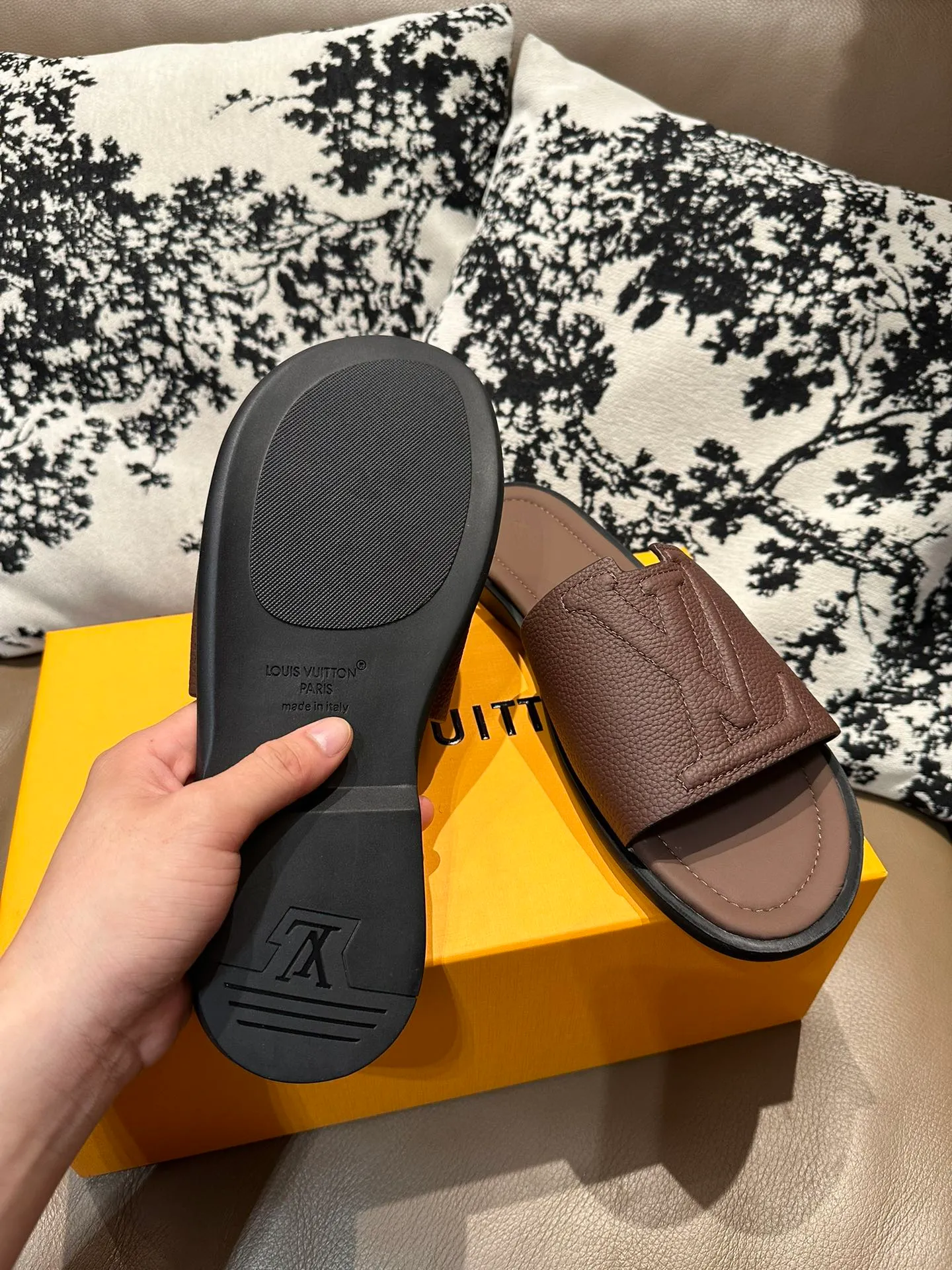 Men's shoes💰360💰 New LV slippers hot sale🩴 Full cowhide surface, cowhide lining, cowhide feet, size 36-46